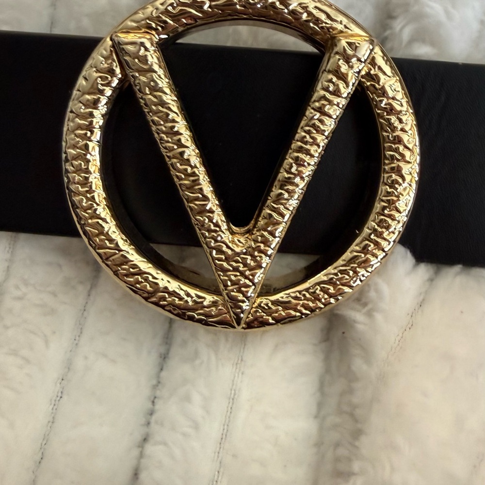 Valentino Garavani Black Leather Belt with Gold Circular V Buckle - Picture 4 of 8